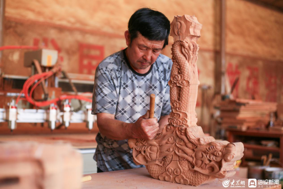 蒙阴县桃墟镇的桃木雕刻厉害了，省级媒体来采访！