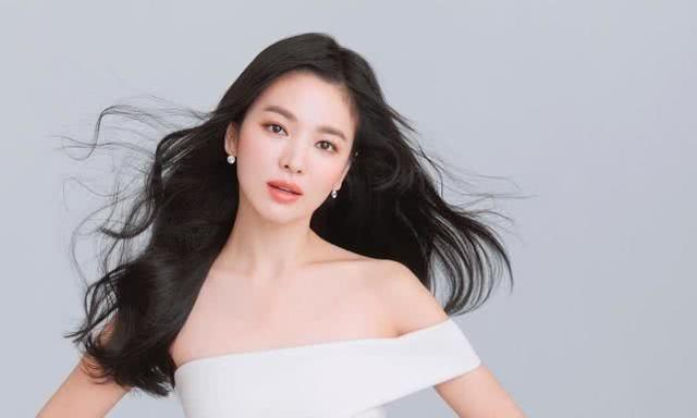 宋慧乔的新发型温柔惊艳！出席活动换两套搭配，37岁还是那么美