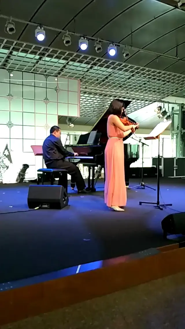 新加坡贸易中心艺人在演奏