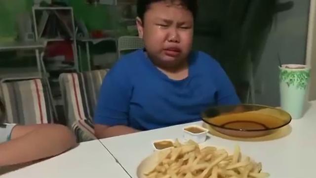 新加坡男孩封锁数月后第一次吃麦当劳，握着鸡块彻底崩溃嚎啕大哭