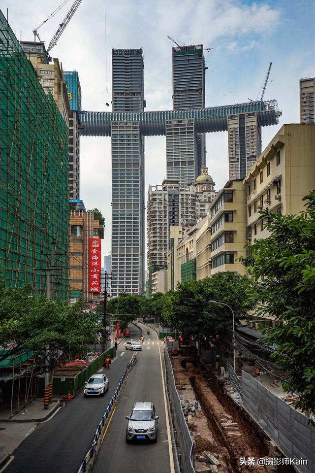 重庆最显眼的地标建筑，外地游客抢着参观，本地人却不喜欢