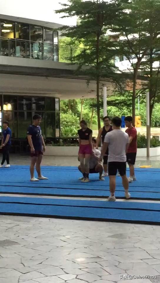 新加坡国大大学的帅哥美女学霸们，加油练！