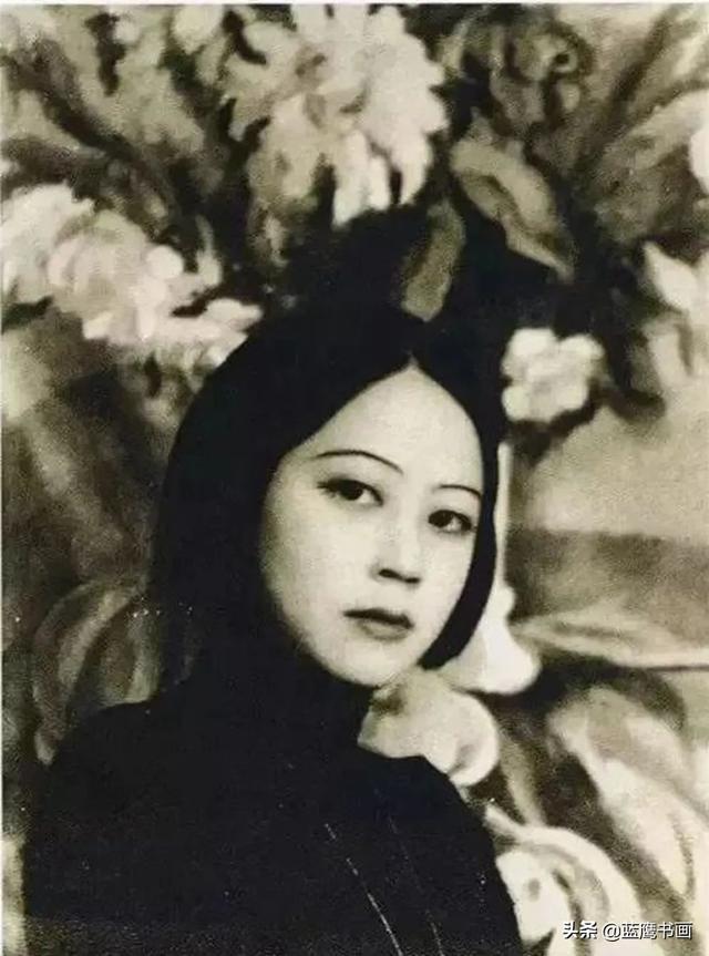 她是巨贾之家千金，曾遭日军软禁，终成新加坡国宝艺术家