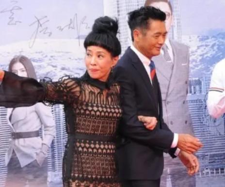 周润发娇妻啥审美？穿镂空蕾丝裙都够丑了，还硬扎土味“道姑头”
