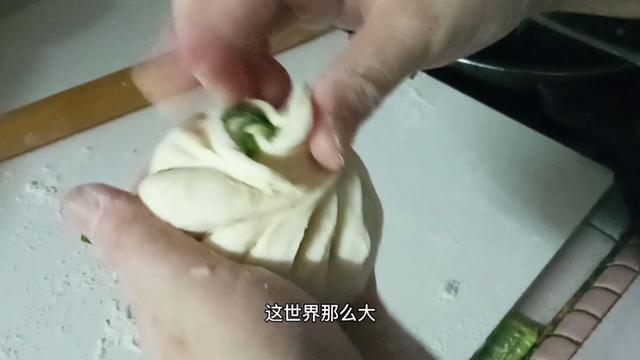 新加坡打工的简单晚餐，韭菜鸡蛋盒子，好吃又便宜，好吃
