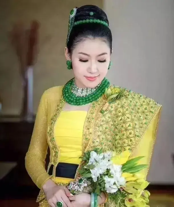 还记得缅甸5亿的翡翠婚礼吗？伴娘晒出新娘嫁妆第一张就扎心了