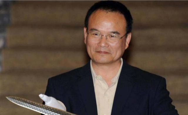 越王勾践剑出土时“滴血认主”，新加坡借走后，多了一条裂缝？