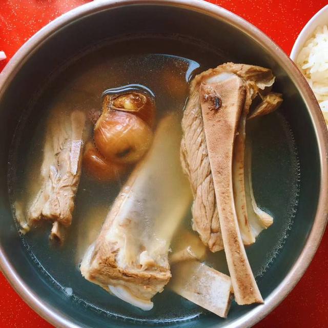 分享一波新加坡的美食 肉骨茶、海南鸡饭、榴莲真的很贵，我们六个人吃了五百块的榴莲，也就每人一小块吧！ 也有大排档的美食价格还再接受范围内一般都在4新币左右，看自己选择，总体对我一个北方人来说口味还可以