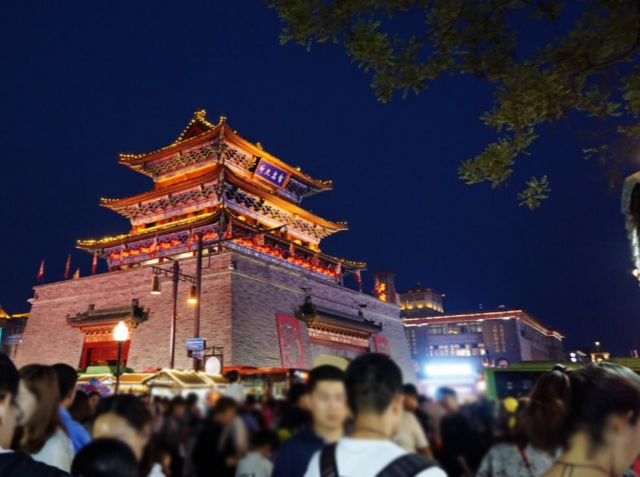 河南开封最繁华夜市，中国地摊美食鼻祖，几十元吃遍全国