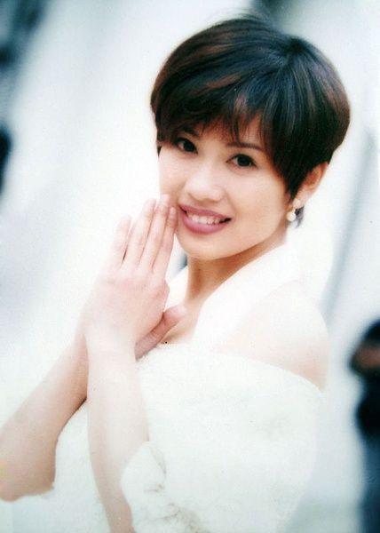 被亲妈当摇钱树、被经纪人扫地出门，还记得“天涯歌女”陈松伶吗