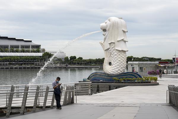 「推倒雕像」莱佛士也有罪？新加坡殖民历史再思考