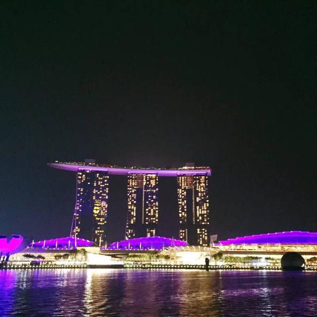 新加坡超实用省钱攻略️  不知不觉码了一千多字，一篇真的放不开  关于饮食  如果你来新加坡之前有很多的预算，可以肆无忌惮的选择网红餐馆去打卡哦！我们毕竟是来工作的，所以吃饭上还是以实惠为主，首先水是