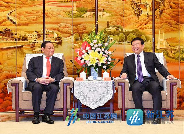 娄勤俭会见新加坡金鹰集团主席陈江和 共同见证有关合作项目签约