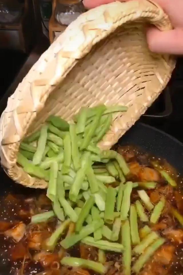 地道北方人家常美食，面条筋韧，豆角脆嫩，咸香味浓家常豆角焖面