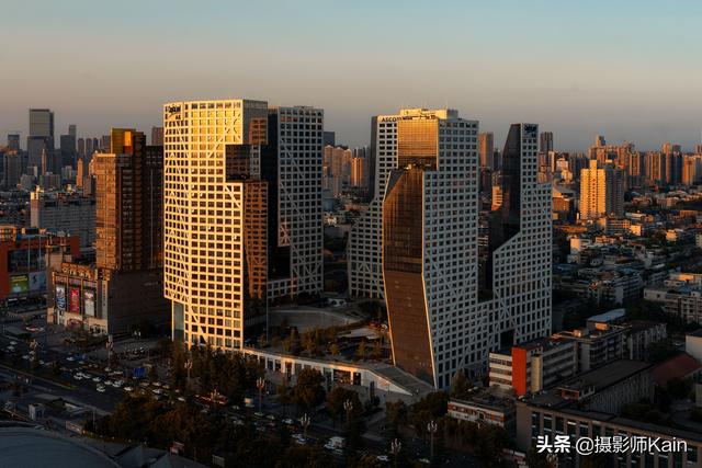 西南地区的另一座来福士广场，比重庆的更早建成，却显得十分低调