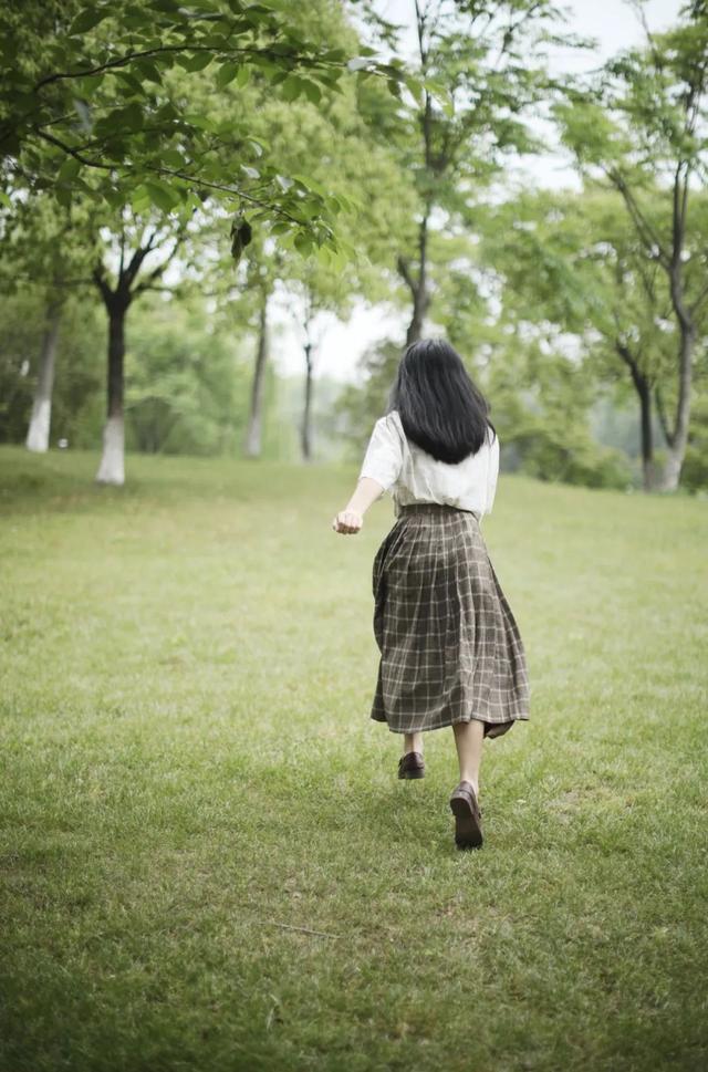 没有人能抵挡穿百褶裙的女孩