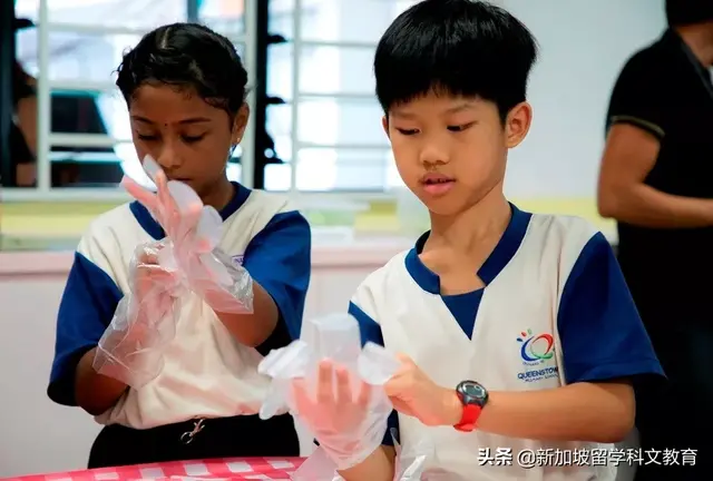 在厨房里学习？新加坡小学的“神操作”原来是因为...