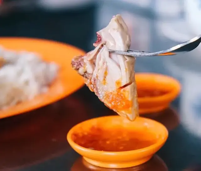 这家店做的海南鸡饭，鸡肉皮光爽滑，吃过都说忘不了