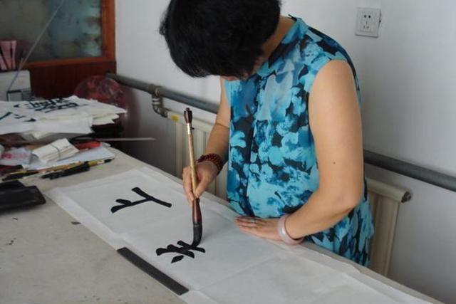 农家女练习书法35年，一手小楷堪比王羲之，专家却说门都没入