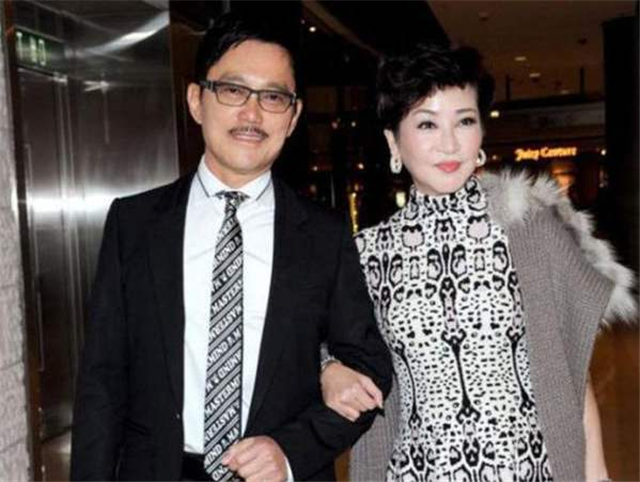 谢霆锋妈妈狄波拉69岁穿荧光粉买菜太时尚，一身打扮潮爆了像40岁