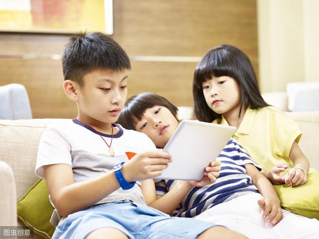 为什么中国近视的孩子比欧美多？医生实话实说，父母也有错