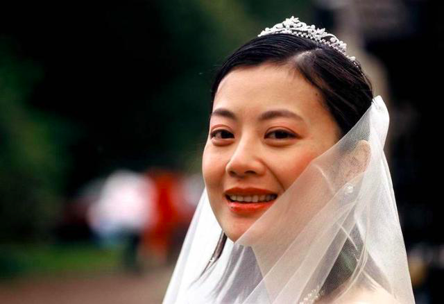 曾是央视主持人，远嫁欧洲入英国国籍，49岁离婚后无奈回中国捞金