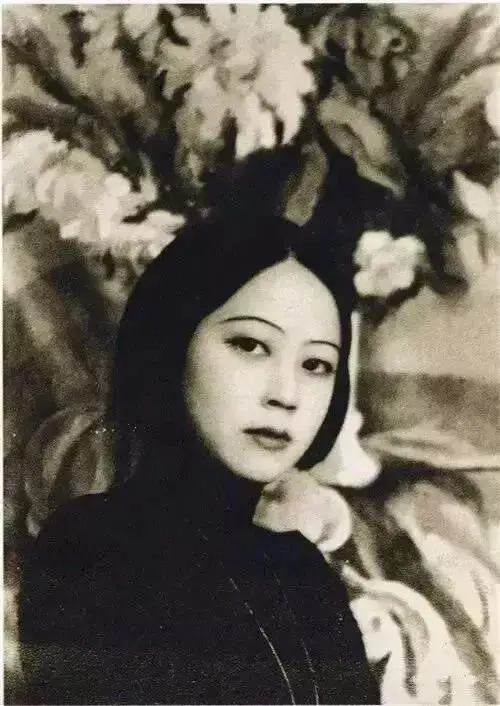 她曾遭日军长期软禁，后成为南洋画派的女先锋