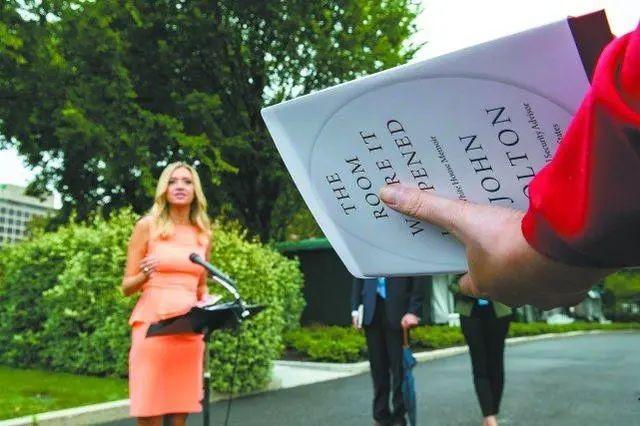 蓬佩奥偷传小纸条吐槽特朗普：他真是个傻子