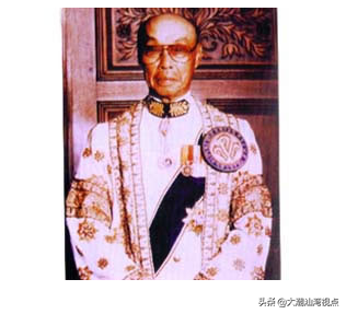 在曼谷创办京华银行，泰国潮州会馆永远名誉会长，潮阳人郑午楼