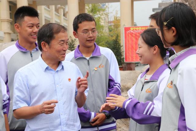 安宁中学校长何明：把握时代需求 扎根县域办大教育