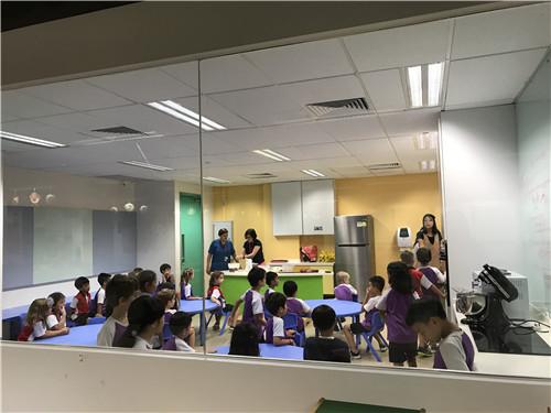 在厨房里学习？新加坡小学还有这等“神操作”
