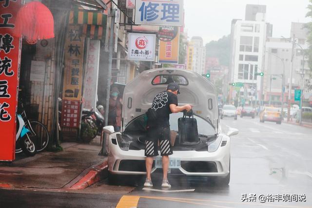 林俊杰开千万级跑车购物！因违停遭非议，还与男性友人同喝一瓶水