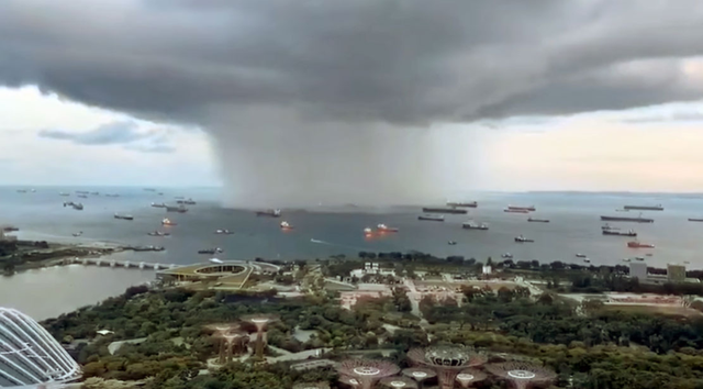 新加坡惊现龙吸水 岛国奇景真是多