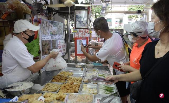 新加坡政府砸1.8亿教扫码付款