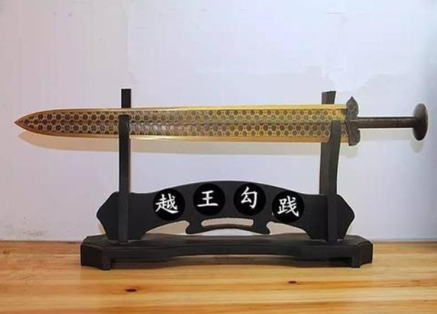 勾践剑出土时"滴血认主"，借新加坡展览后，多了条7毫米裂缝？