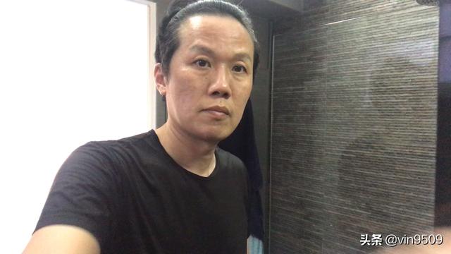 那么注重外貌又爱漂亮的新加坡大叔。