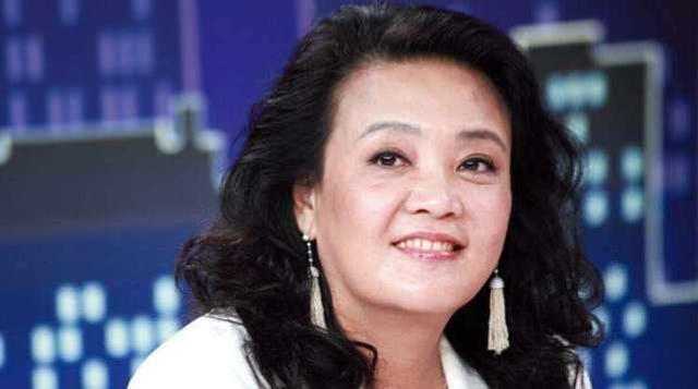 女首富为了上市，移民去外国，结果公司丢了国籍也没了还入了监狱