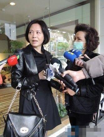 追过林青霞，恋过邓丽君，三婚三离流连女人间，浪子终究遭了报应