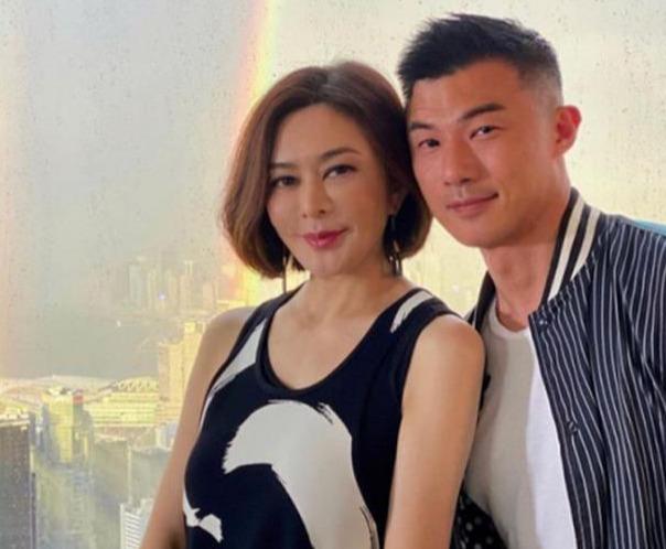 57岁关之琳晒与“男模”合照，1.5亿豪宅曝光，网友：男友换不停