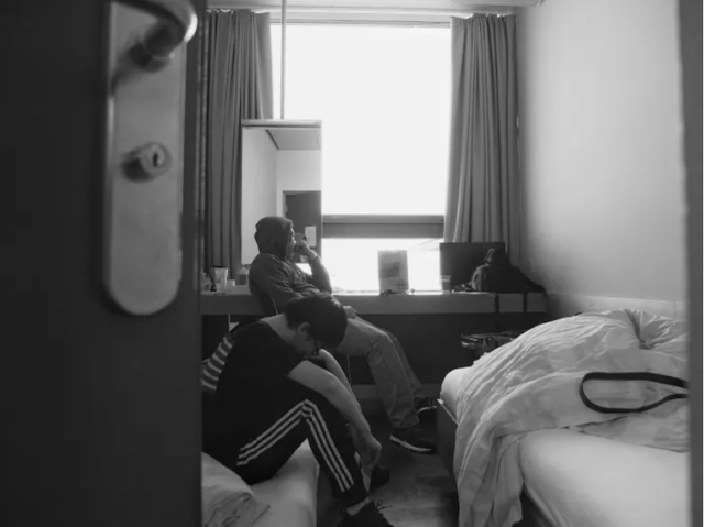 中国留学生“曲线回国”被阻，花费百万却被威胁戴手铐押回美国