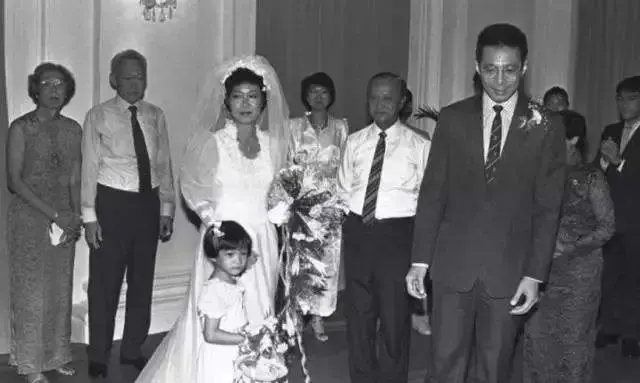 公开吐槽特朗普的新加坡第一夫人，爱穿娘惹装配凉拖，还是女学霸