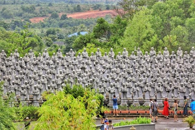 藏在新加坡后花园的民丹岛，有一座中国寺庙，充满了人文风情