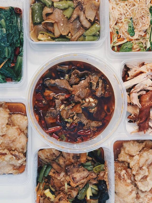 | 新加坡疫情期间好好吃饭系列之十【嗨货 ‧ 煮炒】  疫情期间好好吃饭，继上次推荐了【嗨货】的海鲜大咖和烧烤之后，今天尝试了一次他家的煮炒系列。  煮炒在菜单上的选择很多，有传统的东北菜系，也有麻辣