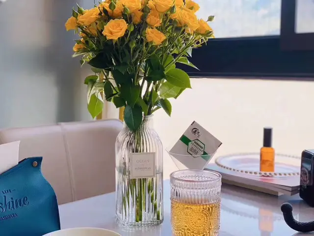 朋友圈里曾经的晒吃喝玩乐的，变成了微商，这意味着就业低迷
