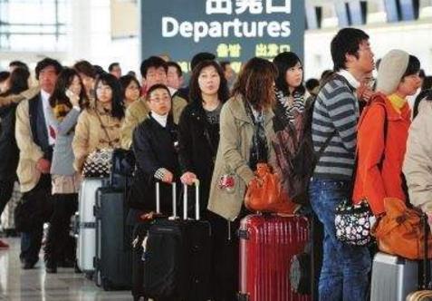 21名华人砸百万回国，转机时被威胁押回美国，中国留学生该怎么办
