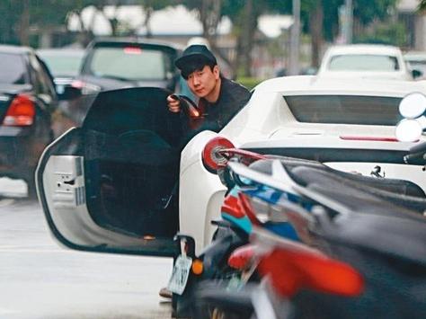 价值478万人民币的法拉利违规停放 车主竟是林俊杰