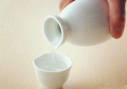 白酒、红酒冰火两重天，酒水市场还藏着什么投资机会？