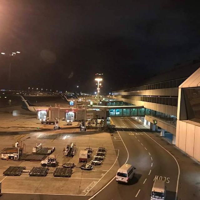 如果飞一次长途，价钱差不多，你地想直飞定转机？ 如果转机时间不长，我倾向后者。  还记得第一次飞长途，选择从新加坡转机，樟宜机场休息一下，24小时food court食碗无乜面慨喇沙，，重拾精神上机，