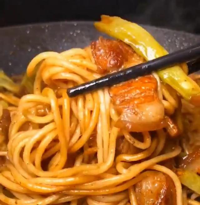 地道北方人家常美食，面条筋韧，豆角脆嫩，咸香味浓家常豆角焖面