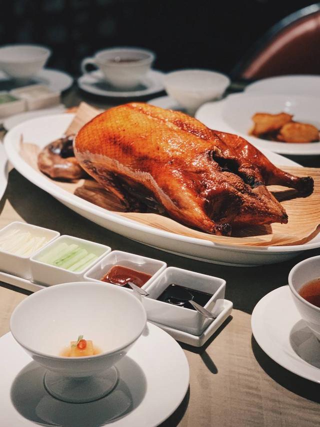 | 新加坡美食探店米其林一星烤鸭 这间位于新加坡四季酒店内的餐厅【江南春】拥有米其林一星的光环，质朴精雅的环境颇有江南鱼米之乡的意境。餐厅主打纯正地道的粤式美食，也包括了经典的北京烤鸭和上等的燕窝和高
